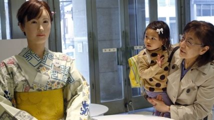 В японском торговом центре работает робот-рецепционист Аико Чихира