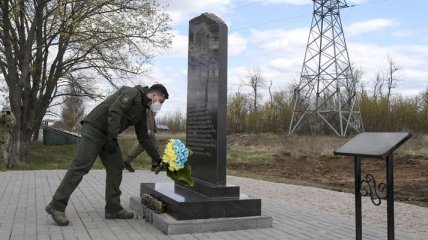 Президент почтил память погибших в результате теракта под Волновахой (Фото)