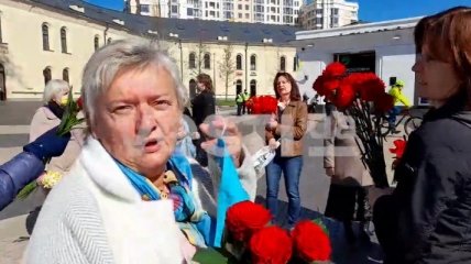 "Почему бы Вам не свалить за поребрик?" В центре Киева 9 мая спели "Катюшу" (видео)