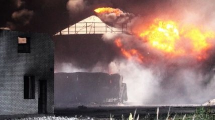С пожарным, который тушил огонь на нефтебазе под Киевом, нет связи