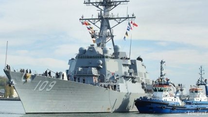 Эсминец США перехватил в Аденском заливе судно с оружием