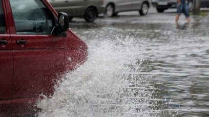 Непогода в Черновцах: подтоплены десятки улиц, значительная часть города осталась без электричества