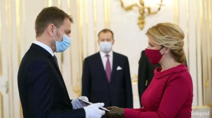 В масках и перчатках: новое правительство Словакии принесло присягу (Фото)