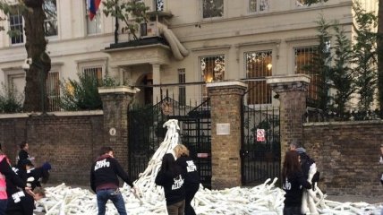 В Лондоне заблокировали вход в посольство РФ