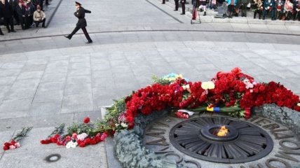 Порошенко почтил память погибших в 73 годовщине освобождения Украины от нацистов