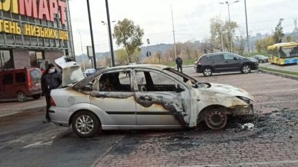 Слышали взрывы: в Киеве полностью сгорело авто Bolt (фото и видео)