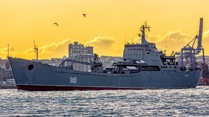 Большой десантный корабль РФ завели в Черное море
