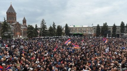 Протесты в Ереване возобновились: активисты перекрывают дороги
