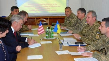 Муженко и советник из США обсудили изменения в украинской армии