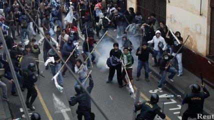 Полиция Перу разогнала студентов слезоточивым газом