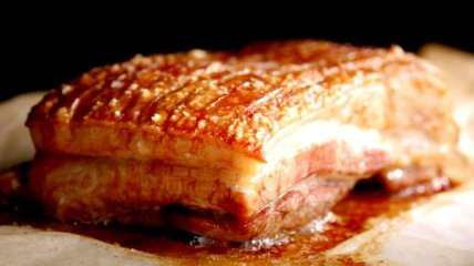 Украинская кулинарная классика - ароматная свиная грудинка в луковичной шелухе