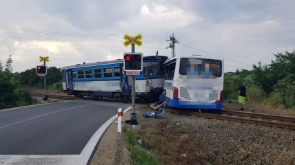 У Чехії автобус зіткнувся з потягом