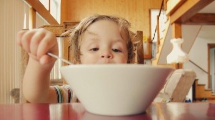 Поради, як правильно привчати дитину їсти