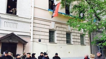 Активисты ОУН и "Бессмертного полка" в Киеве устроили перепалку с дымовыми шашками