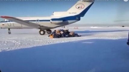 Летающие посылки: на Камчатке самолет разбросал почту на полосе (Видео)