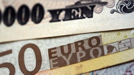 Евро опустился до минимума за 2 года в ожидании встречи Еврогруппы