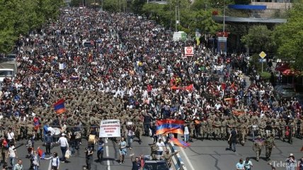 Десятки тысяч людей вышли на улицы: в Армении празднуют отставку премьера