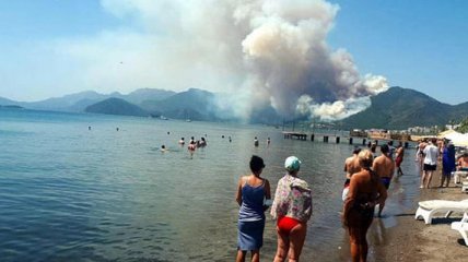 Турция горит, но в Мармарис и Бодрум продолжают отправлять туристов: сколько стоят "горящие" путевки