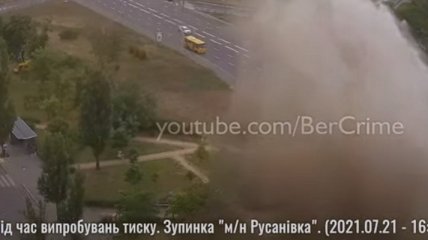 "Повезло парню"  - в Сеть попало видео взрыва трубы на Русановке 