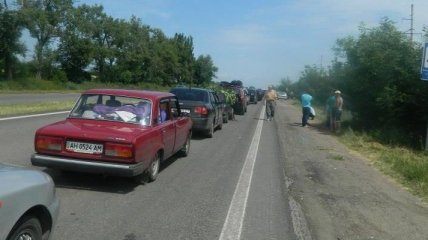 На трассе Мариуполь-Донецк сотни автомобилей застряли в пробках
