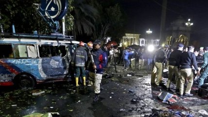 В Пакистане смертник въехал в толпу участников протеста, есть погибшие и раненые