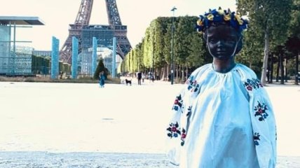 Памятник принцессе Анне в Париже одели в вышиванку