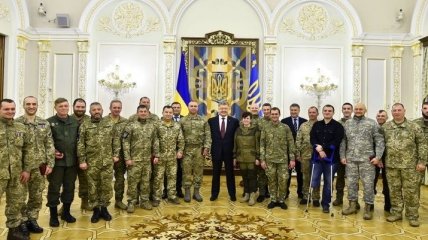 Порошенко поздравил воинов-добровольцев с профессиональным праздником