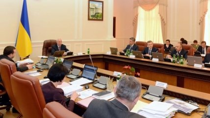 Азаров приказал министрам выйти на субботник  