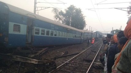 Авария в Индии: с рельсов сошли 13 вагонов