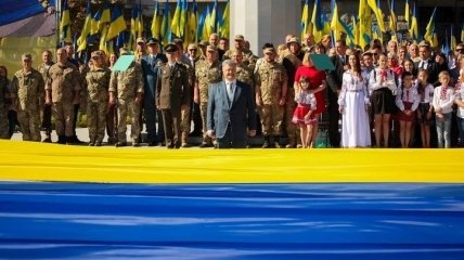 В Днепре на высоту свыше 70 метров подняли рекордный украинский флаг 