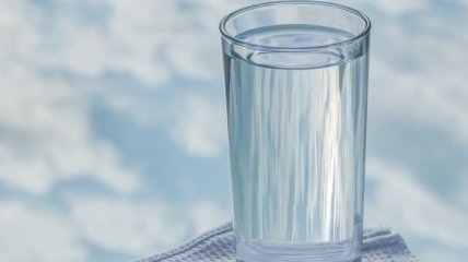 Почему полезно пить воду утром натощак