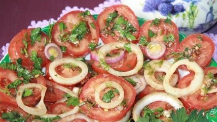 Закуска з помідорів та цибулі в маринаді
