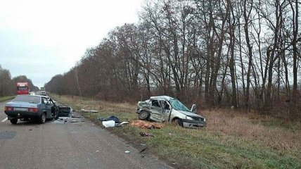 В Черниговской области произошло смертельное ДТП: погибли три человека, еще трое в больнице