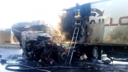 На трассе "Киев-Чоп" в результате ДТП водитель грузовика сгорел заживо