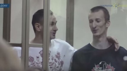 Сенцов и Кольченко спели гимн Украины в зале суда (Видео)