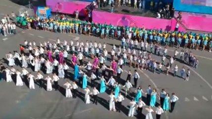 В Киеве дети установили танцевальный рекорд (Видео)