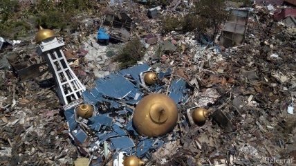 Индонезия после разрушительного цунами и землетрясения (Фото)