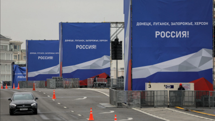 На Красной площади уже смонтировали сцену для митинга с надписью: "Донецк, Луганск, Херсон, Запорожье – россия"