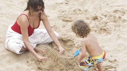 Пляжный отдых Пенелопы Крус с детьми (ФОТО)