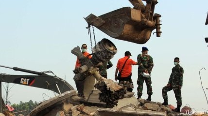 Названа вероятная причина крушения самолета в Индонезии