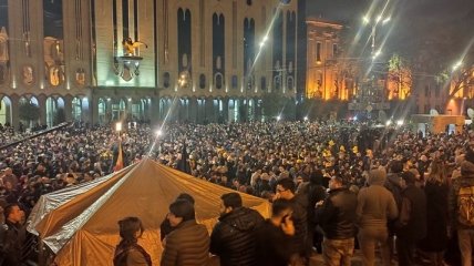 "Один против всех": протестующие в Грузии заблокировали здание парламента 