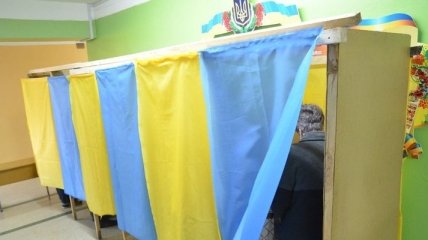 Во Львове глава УИК покинул избирательный участок с печатью