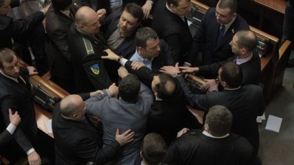 Гройсман досрочно закрыл заседание из-за драки депутатов
