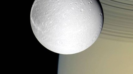 Еще один спутник Сатурна может скрывать под поверхностью жидкий океан