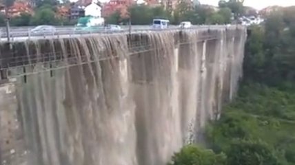 Ливень в Каменец-Подольском: мост превратился в водопад