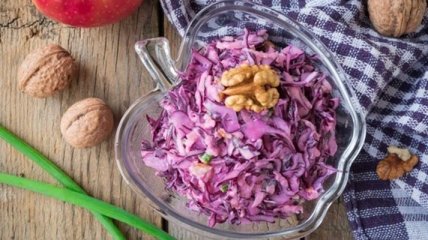 Рецепт дня: салат из краснокочанной капусты с яблоками и грецкими орехами