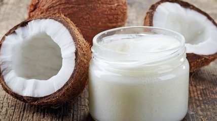 Специалисты рассказали, как кокосовое масло действует на лицо 