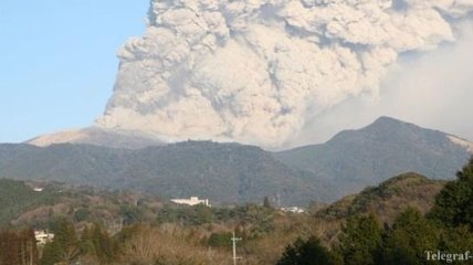 На юге Японии "проснулся" вулкан: столб дыма поднялся на 7 километров