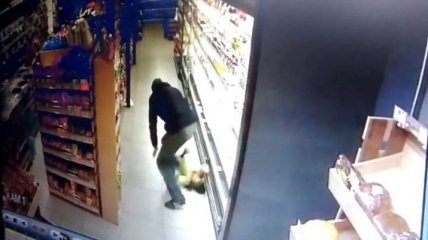 Мужчина уронил ребенка на пол в супермаркете, девочка потеряла сознание