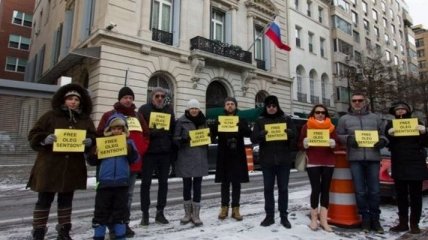 Под посольством РФ в США требовали освободить Сенцова